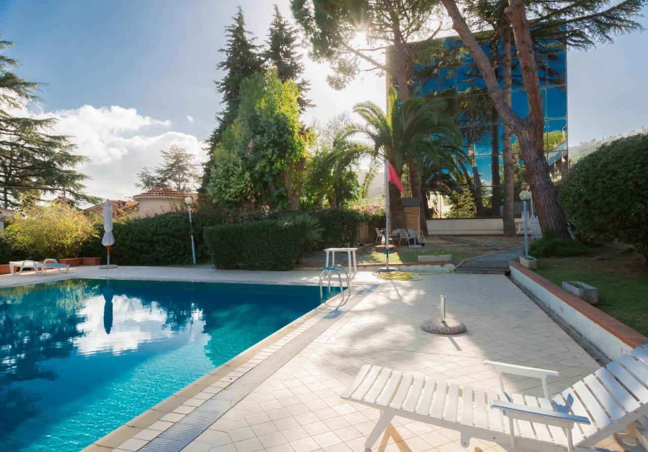 شقة سانريمو  في I Giardini Del Sole Con Piscina By Wonderful Italy المظهر الخارجي الصورة